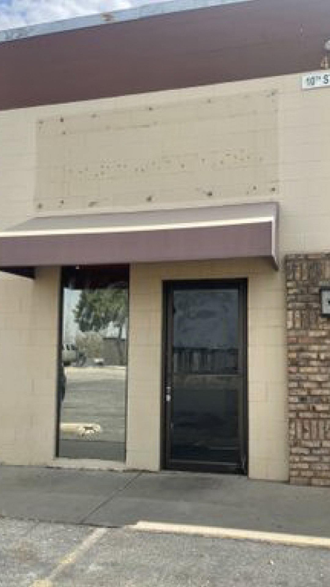 42156
<em>10th St W unit W</em>